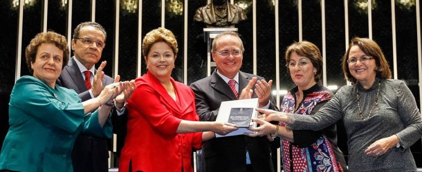 Relatório da CPMI da Violência contra a Mulher é entregue à presidenta Dilma Rousseff