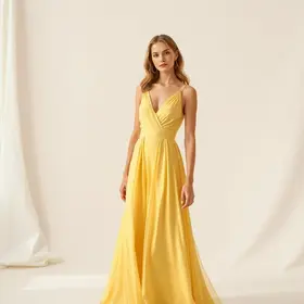 Vestidos sofisticados da ViX traduzem a estética da coleção com Rosie Huntington