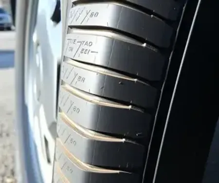 O detalhe no pneu que motoristas só descobrem quando é tarde